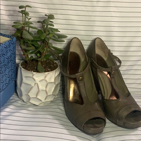 Simply Vera Wang Rosella T-Strap Pumps in Taupe - Picture 2 of 4